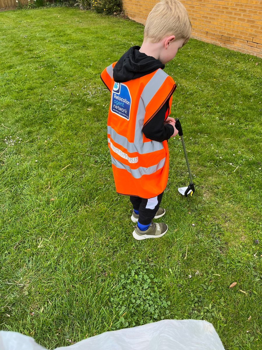 SimonLBradbury's tweet photo. With the support of @Agents_Giving and @RelocationAgent our @ThomasMorrisEA colleague @PooreKaty has been out and about collecting litter in the #StIves area!
#LSLSpringClean #LSLCommunities https://t.co/PXSWxL15IK