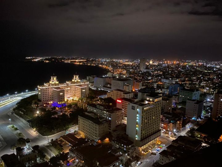lahabanatravel's tweet photo. City lights!!! Havana at night😍💫✨🌚🌙
📸Daniel Jesus Mogena Medina
#Havana
#Cuba
#tourism
#city
#Safedestination
👉https://t.co/cosk1vx5NM https://t.co/BvvEEOm5lE