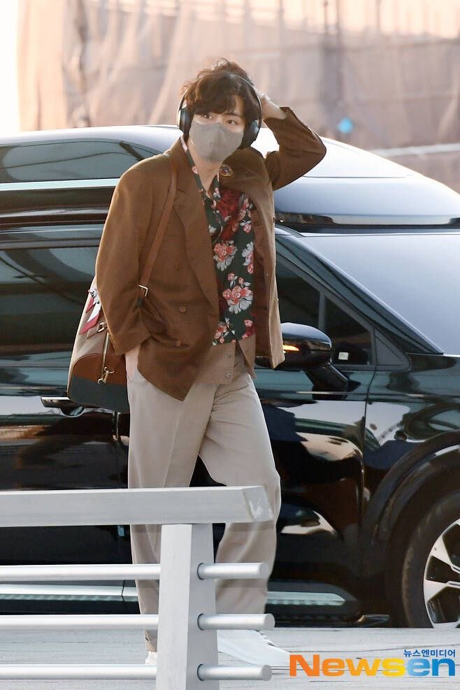 vminiecats's tweet photo. 📸 • Hilo de Fotos de #BTS en el aeropuerto camino a las Vegas publicadas por k-media  #HaveASafeFlightBTS @BTS_twt 💜

— #방탄소년단뷔 #뷔 #BTSV @BTS_twt (1) https://t.co/Y5lb3YYfoY