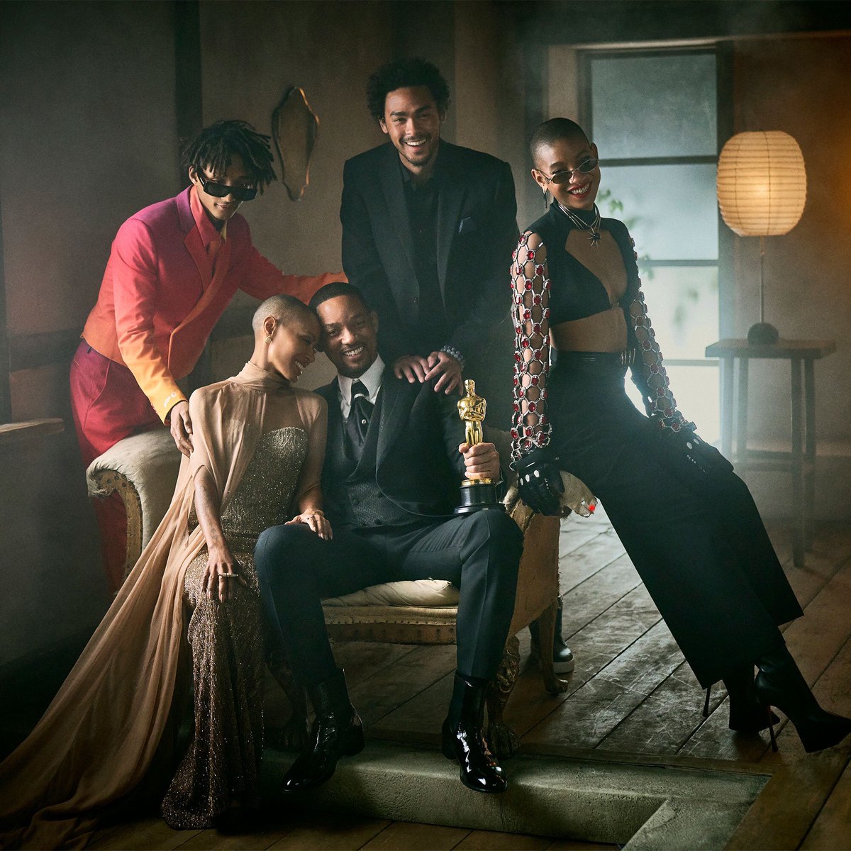 VanityFair's tweet photo. First-time #Oscar winner #WillSmith celebrates with his family inside the #VFOscars portrait studio.

Photographed by Mark Seliger
🔗: https://t.co/bxYEHFi1c5 https://t.co/JllgW1Yx2b