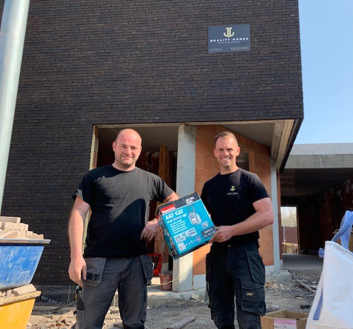 Ook JJ Quality Homes ontving een super-de-luxe Makita werfradio en kan vanaf nu meezingen op de werf🎵Ontvang als bouwprofessional ook je gratis werfradio 📻 Koop Recticel isolatie en neem deel aan onze actie. Actie onder voorwaarden. Alle info 👉 buff.ly/3EVCiMR