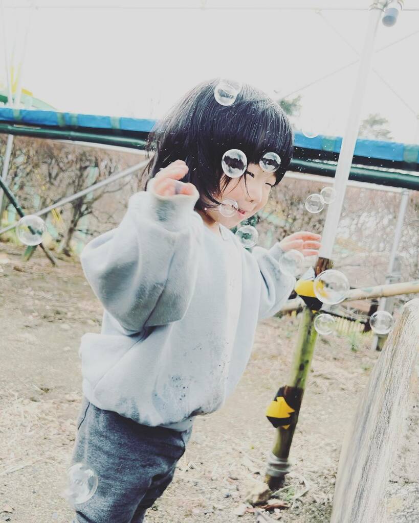hituzihane07's tweet photo. シャボン玉と私

#bubbles 
#daughter 
#girl 
#2nddaughter 
#daughterphotography 
#outdoor 
#outdoorphotography 
#筑波ふれあいの里 https://t.co/612YrM9yas https://t.co/V25zALlCMX