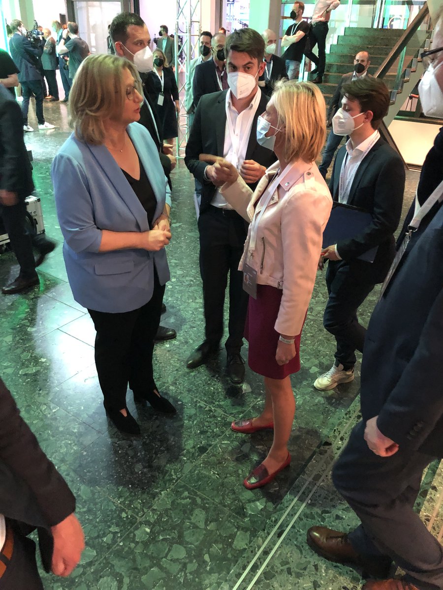 HeleneZannier's tweet photo. Avec la nouvelle Ministre-Présidente @saarland_de, @AnkeRehlinger, que j'ai eu l'honneur de féliciter hier soir. Nous avons de nombreux projets à développer ensemble sur notre bassin de vie transfrontalier #hydrogene #Energie 😉 #Moselle #Allemagne #frontalier 🇩🇪🇫🇷 https://t.co/r3m8rHk0eR