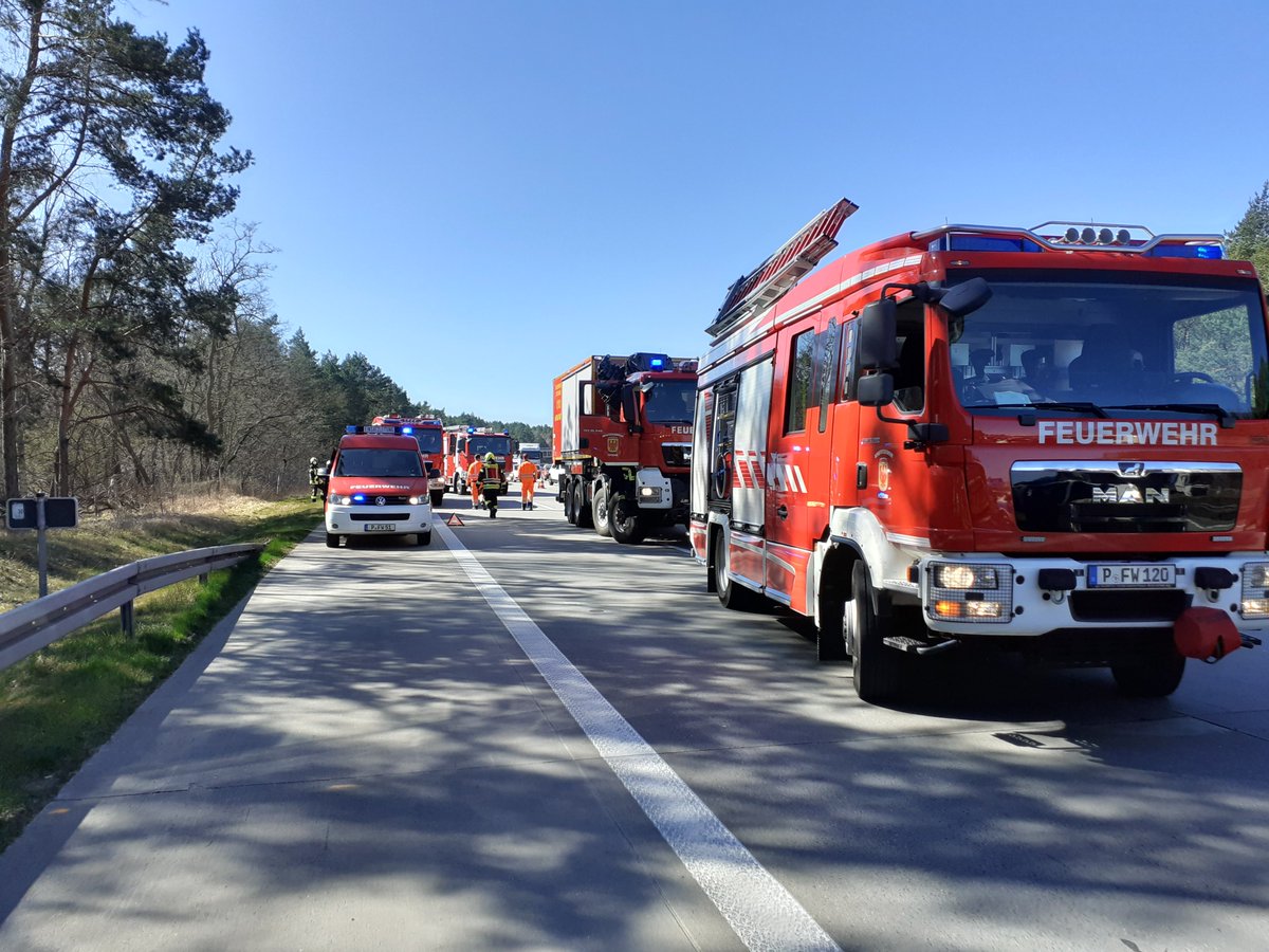FwPotsdam's tweet photo. Zusammen mit den Kameraden der #FFDrewitz waren wir bei einem #Verkehrsunfall auf der #A115; eine Person wurde durch uns in ein Krankenhaus transportiert und vor Ort technische Hilfeleistung durchgeführt. ^ki https://t.co/fjbeuLP6JB