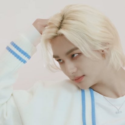 _hyunjinsplanet's tweet photo. Хёнджин: так, а теперь поговорим что во мне красивого 
Минхо: ну, твои глаза. такое чувство, что они могу вот-вот ворваться. то есть, мое сердце буквально взрывается каждый раз, когда я смотрю в твои глаза. а ты что подумал? 
Хёнджин: ты слишком угрожающе держал вилку, говоря это https://t.co/Y7NMHUhzCf