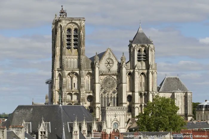 leCMN's tweet photo. La chute d'un favori 📉
L’argentier Jacques Cœur, proche du roi Charles VII, est arrêté en 1451 et se voit confisquer son palais de #Bourges. On l'accuse d’avoir empoisonné Agnès Sorel ! 😱 https://t.co/7NKXMB2Aah https://t.co/gj7SqJdpiH