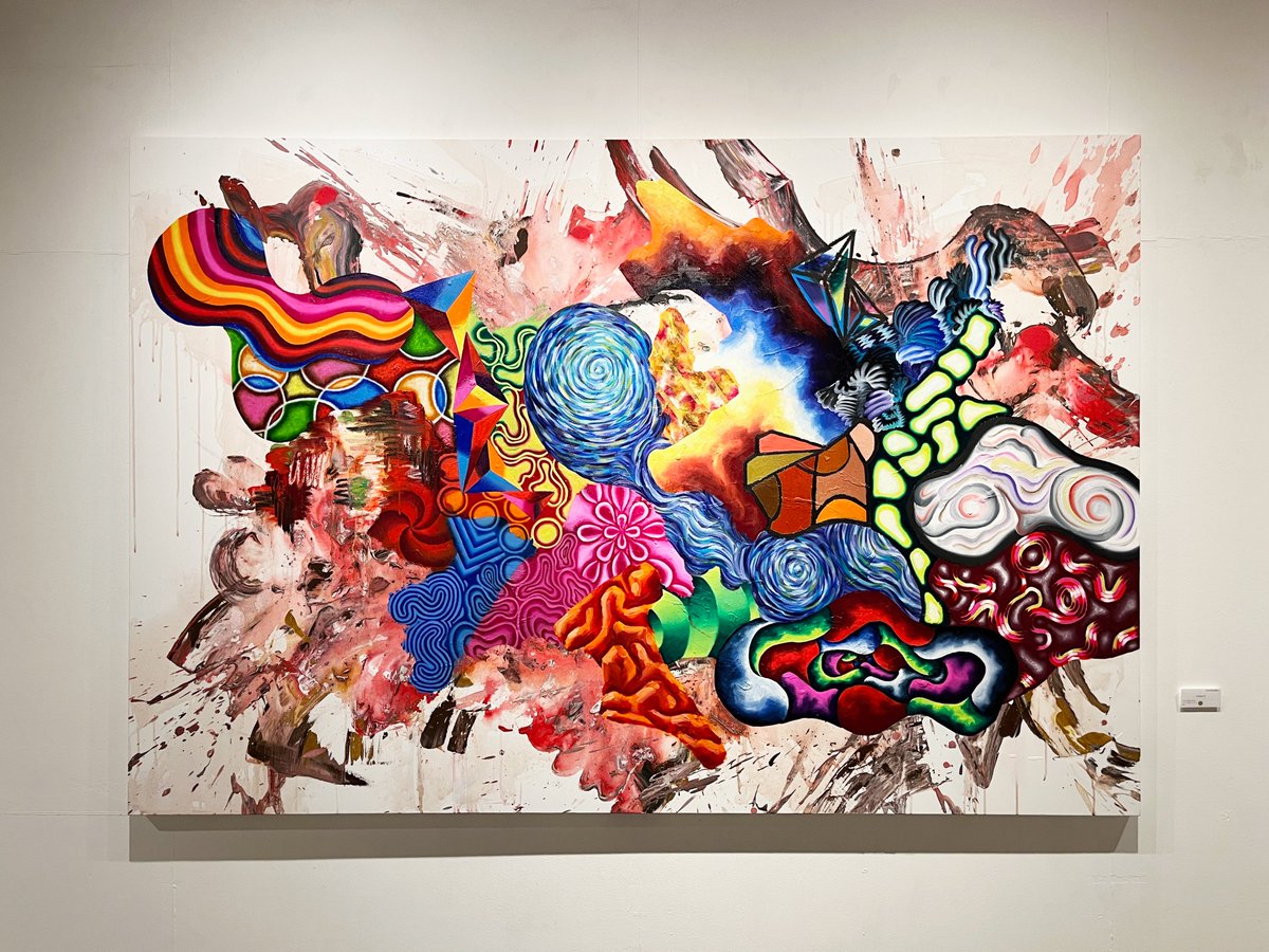 hamuzou's tweet photo. 鈴木一世さんの個展「LAYER」PART1を湯島のロイドワークスギャラリーで見た。ビビッドな色彩の抽象絵画作品による展覧会。史上最年少で「ブレイク前夜～次世代の芸術家たち～」に出演したZ世代の新進作家。3/27で終了。 https://t.co/TozxsxdlCy