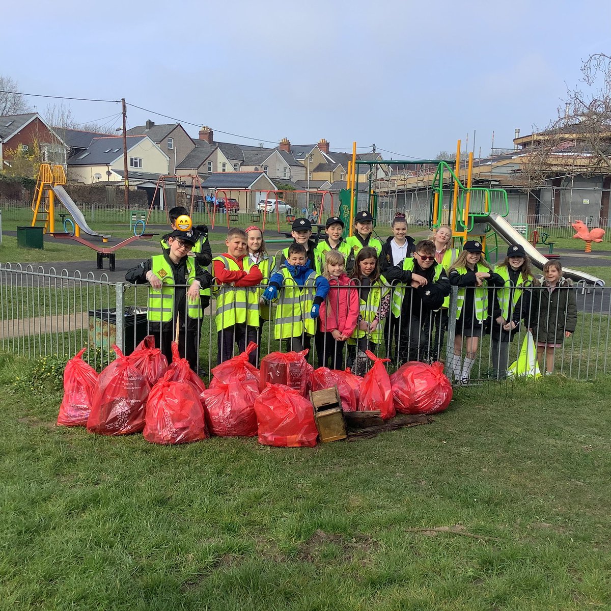 NewInnPrimary's tweet photo. Miss Frost and Mrs Giles are so proud of Heddlu Bach and Eco Committee today! They worked so hard to clean up our local area, with @Keep_Wales_Tidy @GPNxtGen #ethicalcitizens #sustainability #BigSpringCleanUp https://t.co/pQfpm3WJ4M