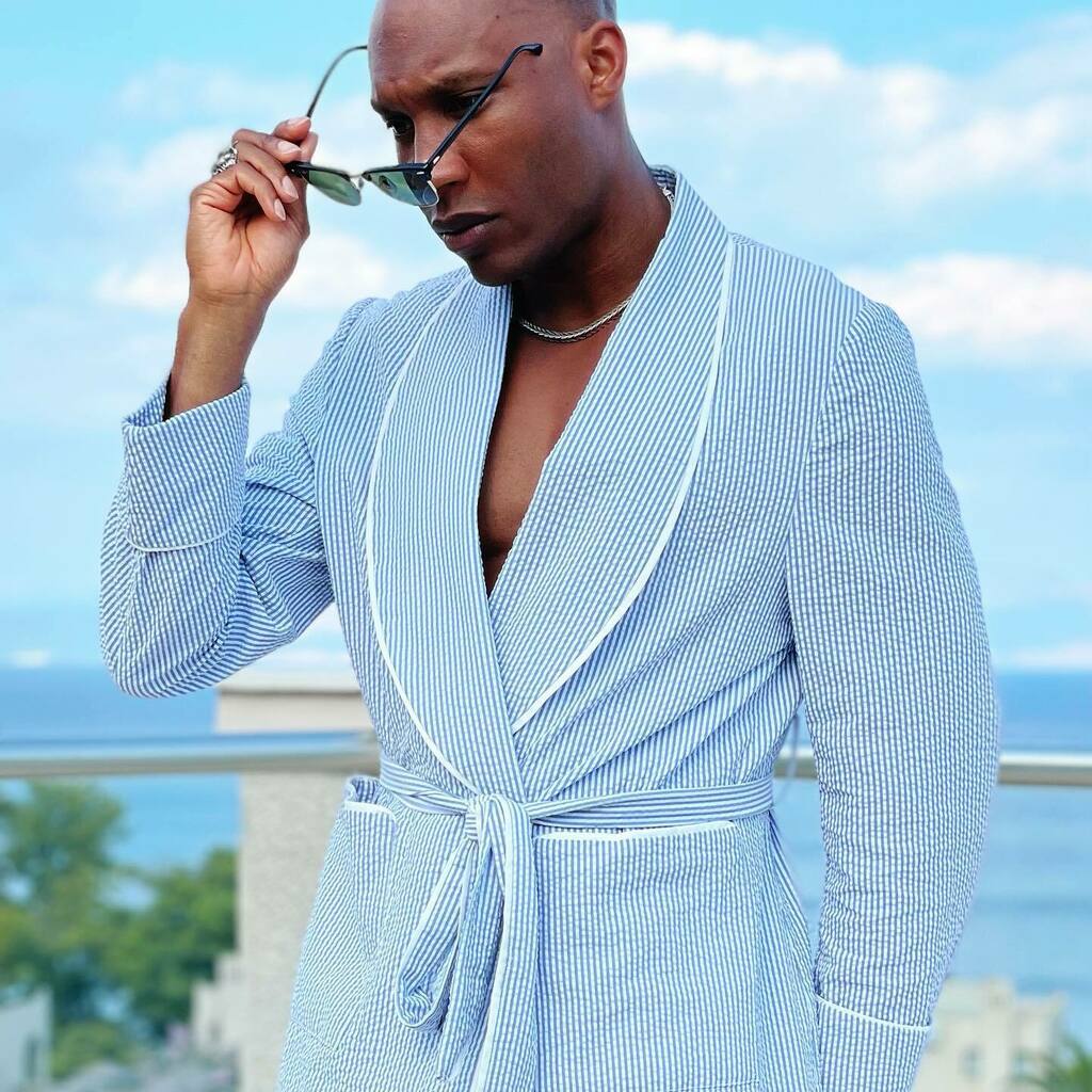 SGordonStyle's tweet photo. Reminiscing about Greece vacation. Could do with some sun rays right now.

- Luxury seersucker gown by @gownsmith 

#ShaunGordonStyle #vacationstyle  #shaungordon #menscasual #lounge #Styleinspiration #mensstyleinspiration #mensstyle #menswear #dapper #m… https://t.co/5ECy7vAMGd https://t.co/qOU1TVGUuC
