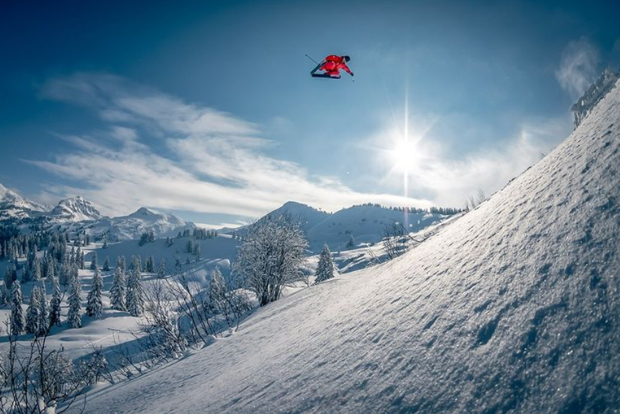 OshenOfficial's tweet photo. Freeriding while @tristanshu is doing his magic 🥽
.
.
.
#teamoshen #NFTs #NFT #NFTCommunity #digitalartists #cryptoartist #extremesports #snowboarding #skiing https://t.co/rBgfv1TRmF