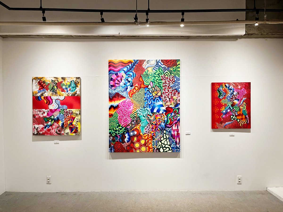 hamuzou's tweet photo. 鈴木一世さんの個展「LAYER」PART1を湯島のロイドワークスギャラリーで見た。ビビッドな色彩の抽象絵画作品による展覧会。史上最年少で「ブレイク前夜～次世代の芸術家たち～」に出演したZ世代の新進作家。3/27で終了。 https://t.co/TozxsxdlCy