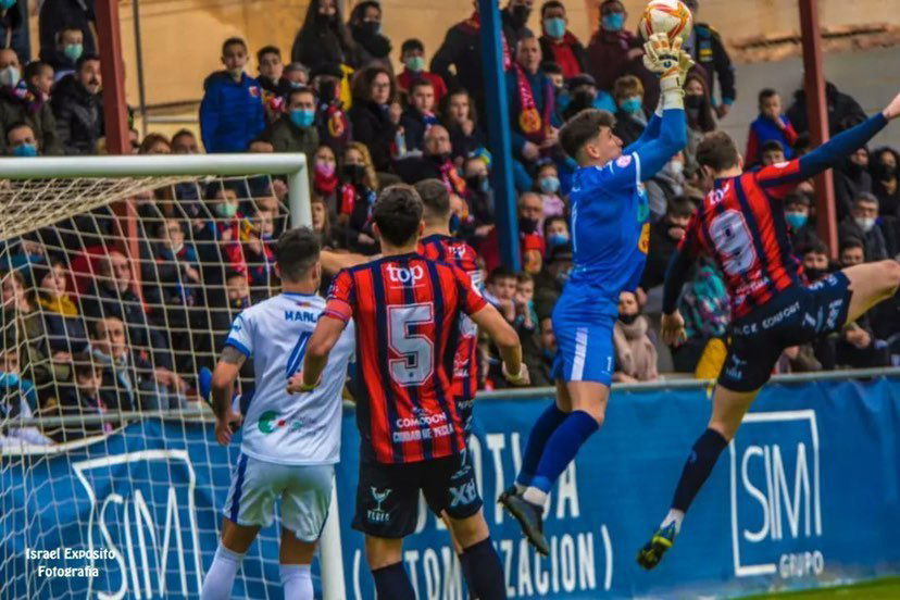 Alex rocking our very popular Voltik Pro gloves 🤩🧤⚽️ They are available on our website for £34.99! Get yours on our website now! #ultimaxsports #goalkeeper #goalkeepergloves #sportsapparel