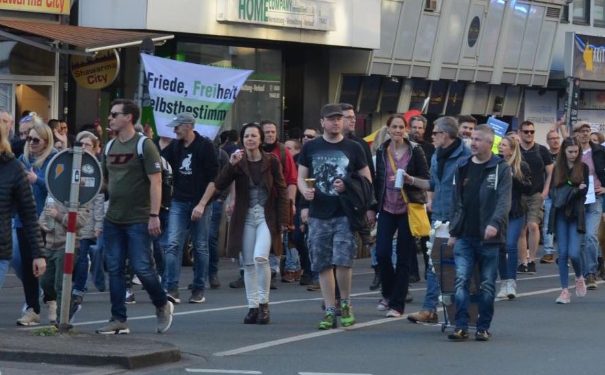 InfoportalDUS's tweet photo. Bei "APO Düsseldorf"-Veranstaltung auf dem Johannes-Rau-Platz zeigte ein Mann Hakenkreuz-Tattoos.
An der Demo beteiligte sich auch die extrem rechte Verschwörungsideologin Birgit H., die am Freitag erneut wegen Holocaustleugnung verurteilt worden war. #dus2603 https://t.co/9Z3rxq9jep