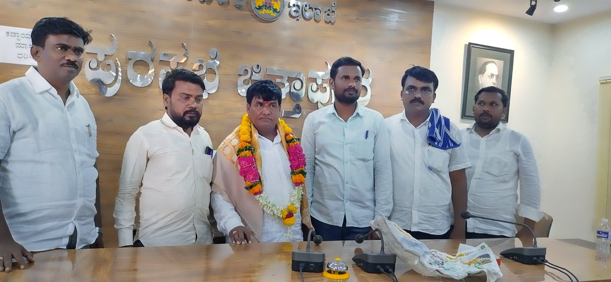 KrishnaKattima5's tweet photo. ಮಾದಿಗ ಸಮಾಜಕ್ಕೆ ಚಿತ್ತಾಪೂರ ಪುರಸಭೆ ಅಧ್ಯಕ್ಷ ಅವಕಾಶ ಕಲ್ಪಿಸಿಕೊಟ್ಟ ಸನ್ಮಾನ್ಯ ಶ್ರೀ ಪ್ರಿಯಾಂಕ್ ಖರ್ಗೆಜೀ ಅವರಿಗೆ ಧನ್ಯವಾದಗಳು ಅಧ್ಯಕ್ಷರಾಗಿ ಆಯ್ಕೆಯಾದ ಶ್ರೀ ಮಲ್ಲಿಕಾರ್ಜುನ ಕಾಳಗಿ ಅವರಿಗೆ ಅಭಿನಂದನೆಗಳು https://t.co/pWh7vasfaK