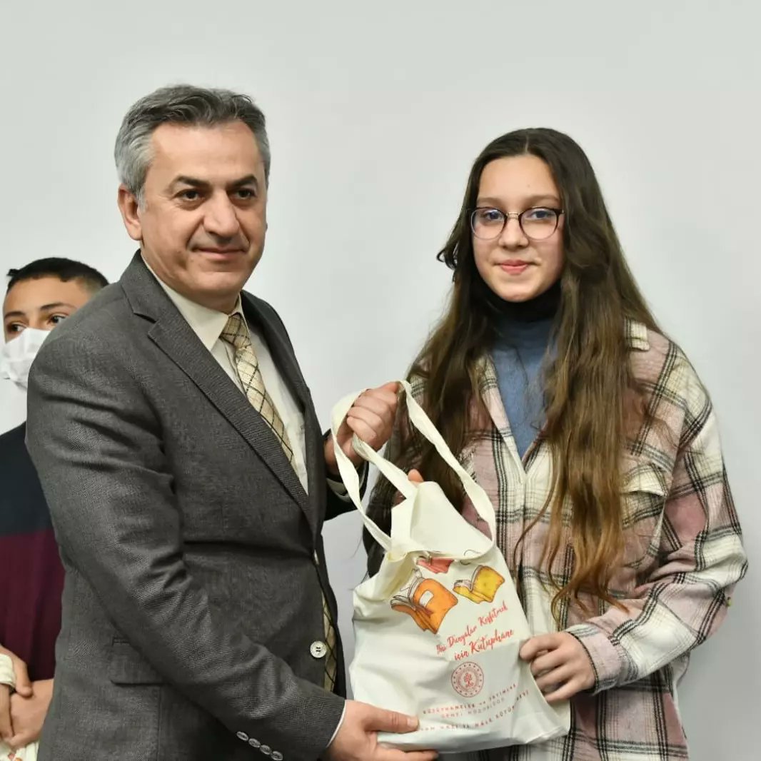 samsunmem's tweet photo. Valimiz Sayın Doç.Dr.Zülkif Dağlı ve İl Milli Eğitim Müdürümüz Murat Yiğit, Kütüphane Haftası kapsamında Gazi İl Halk Kütüphanesinde düzenlen programa katıldı.  Kütüphaneye kayıtlı olup en çok kitap okuyanlara ödülleri verildi. #KütüphaneHayattır @tcmeb @zulkifdagli @gokhanmurat https://t.co/wh4Ekmmqla