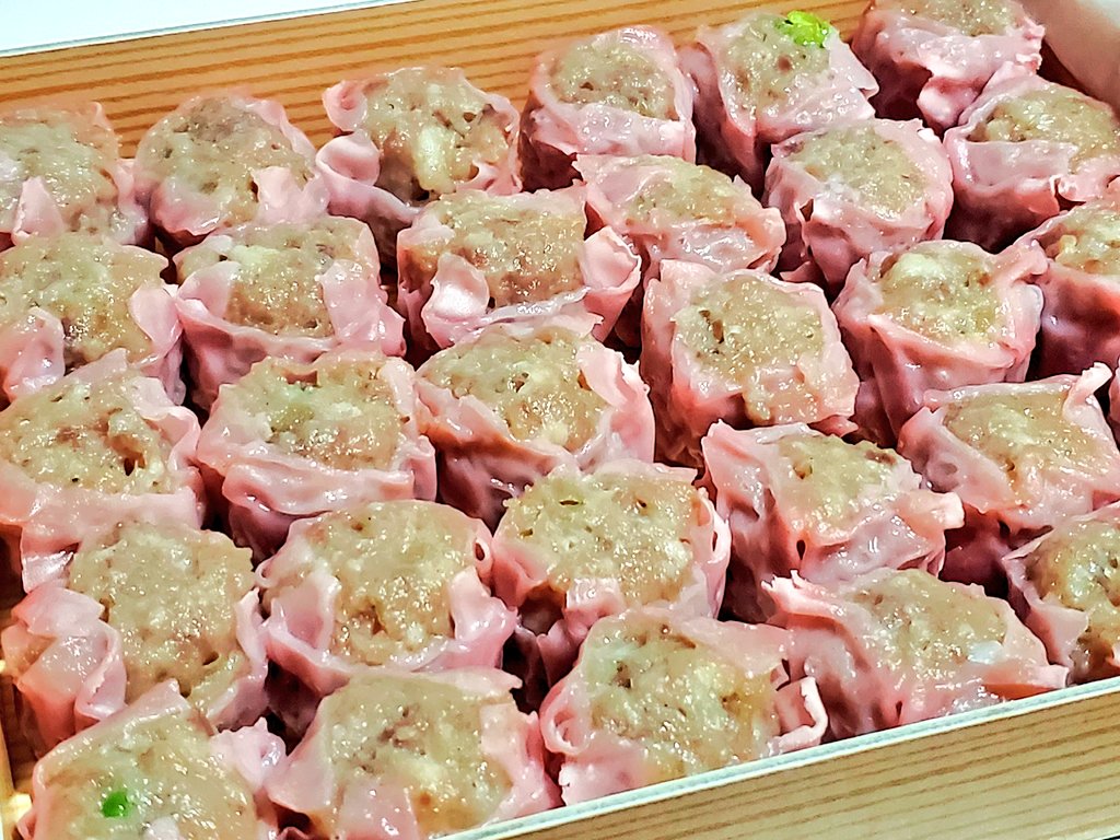 今日はまだずっと立ってるのが体調的に出来なくて、夜ご飯は買ってきて貰いました。
崎陽軒のさくら色のしゅうまい。
可愛い♥ 