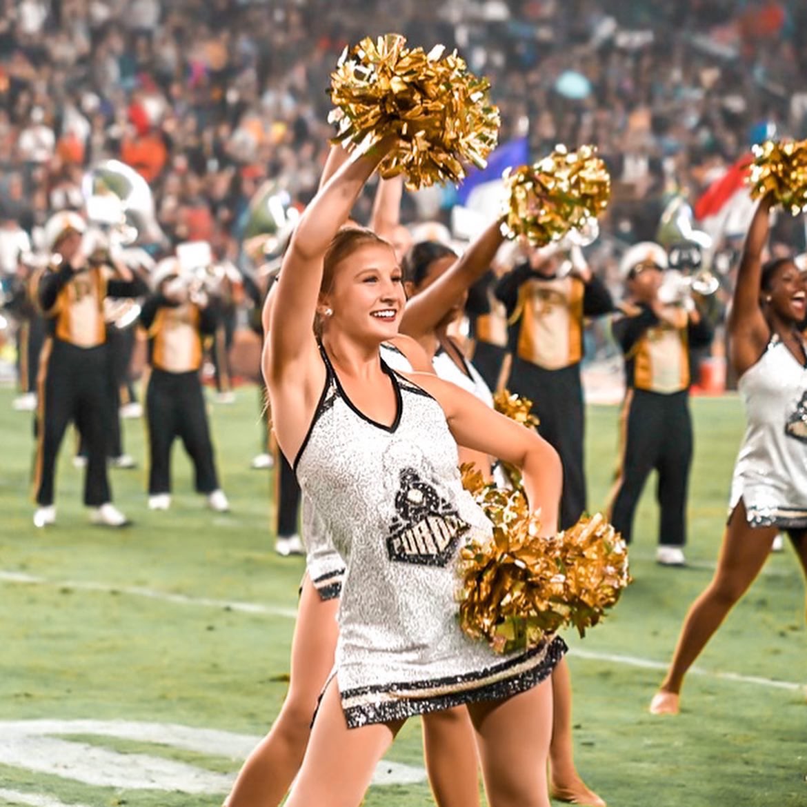 Happy birthday to junior Julia! We love you and hope you have an amazing day celebrating💛