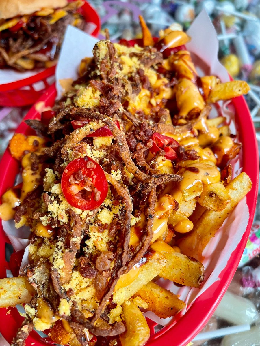 AlmostFamousGN's tweet photo. Winning fries - BACON RAIN - JD maple glaze - shoestring onions - FRAZZLE DUST - chillies - bacon bacon mayo - redneck BBQ. So gooooood π₯π₯ #phoenixfries https://t.co/d9KpHjgWHA