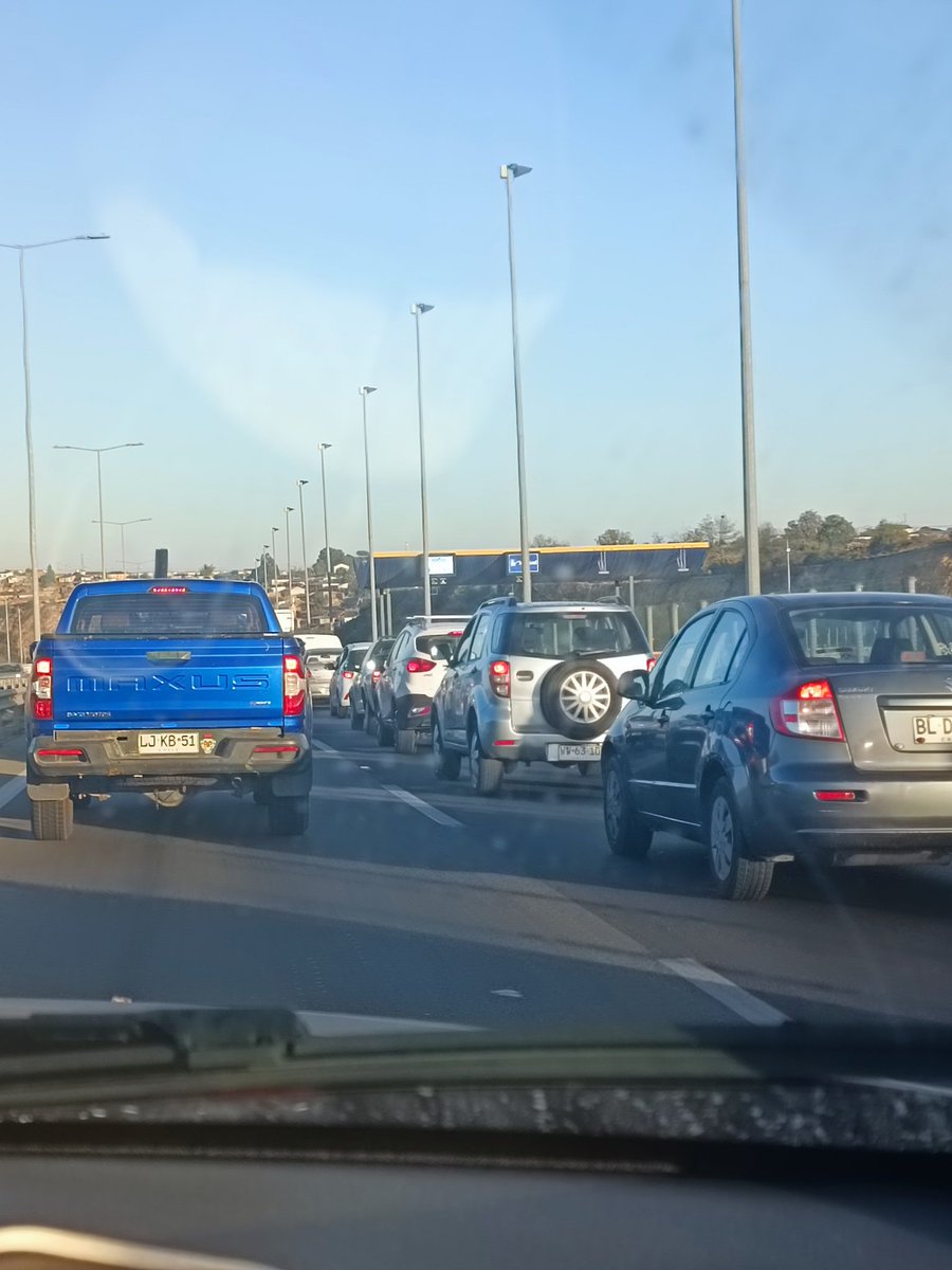 NoticiasValpoEx's tweet photo. #VIÑADELMAR

AHORA|Totalmente colapsado se encuentran camino Troncal Urbano, Troncal sur, camino internacional en dirección hacia viña del mar producto de barricadas y corte de árboles que sujetos realizaron a primeras horas de esta mañana en troncal urbano altura jardín botánico https://t.co/zPVRW0Sv7C