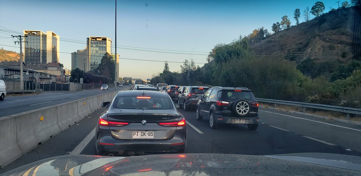 NoticiasValpoEx's tweet photo. #VIÑADELMAR

AHORA|Totalmente colapsado se encuentran camino Troncal Urbano, Troncal sur, camino internacional en dirección hacia viña del mar producto de barricadas y corte de árboles que sujetos realizaron a primeras horas de esta mañana en troncal urbano altura jardín botánico https://t.co/zPVRW0Sv7C