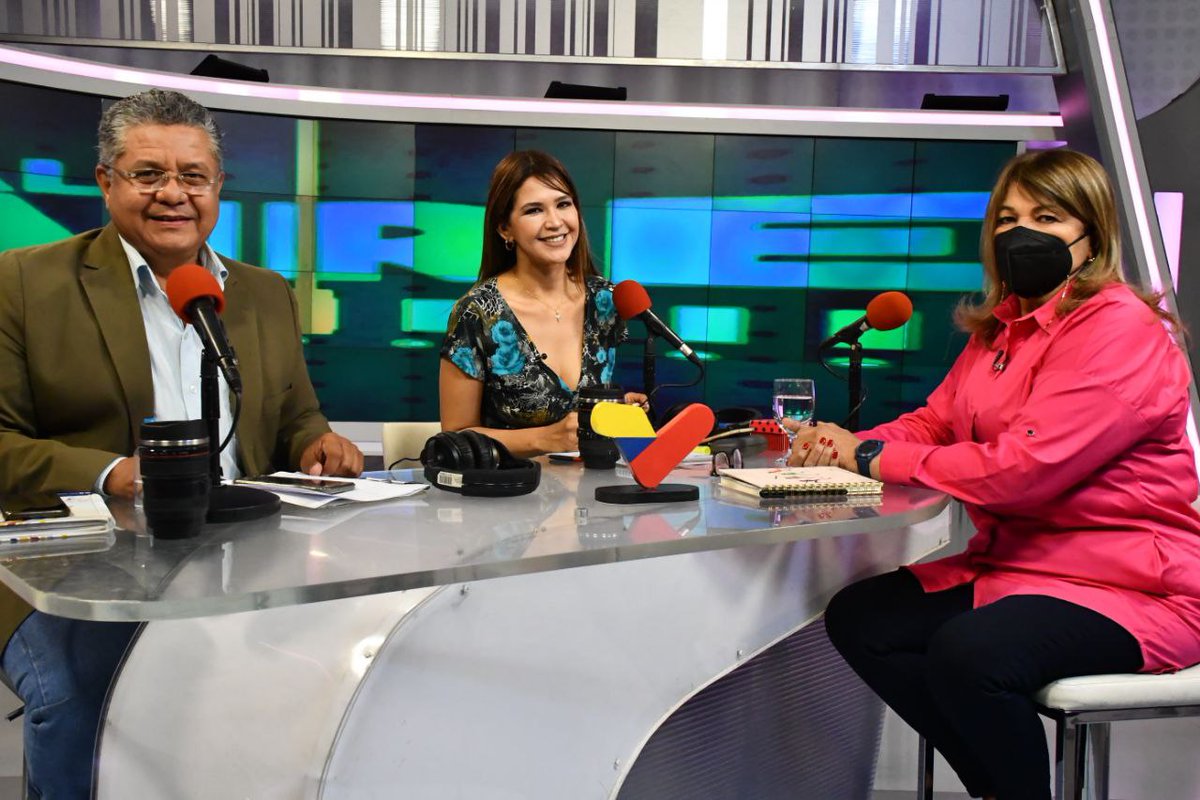 RonaldRTC_'s tweet photo. #EnFotos | Extraordinaria entrevista a la Min. @_LaAvanzadora en el programa "Al Aire", conducido por @RALDAHIR y @pedrojyajure,  transmitido por @VTVCanal8. @NicolasMaduro @delcyrodriguezv @MervinMaldonad0 https://t.co/w0pzMiX5lz