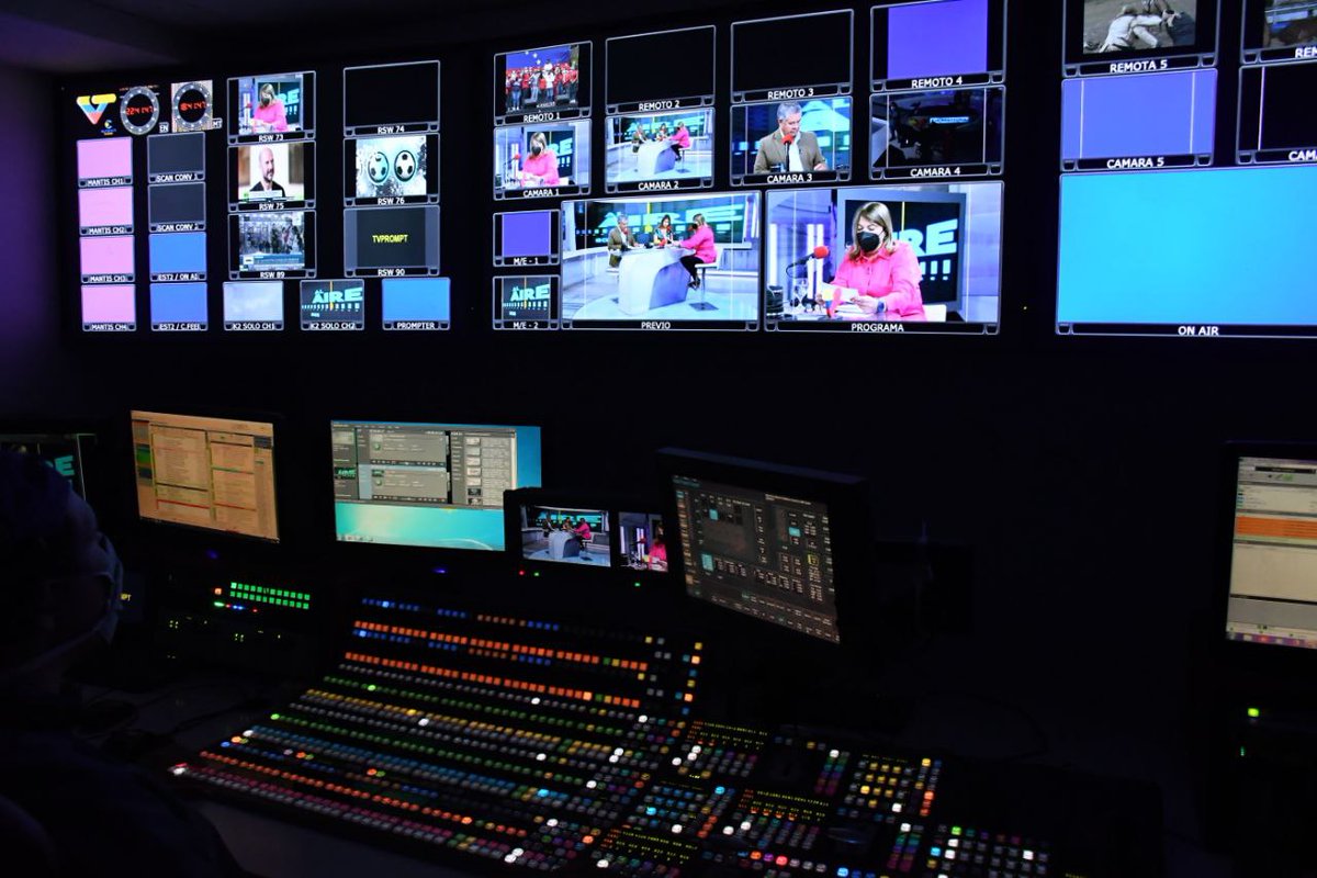 RonaldRTC_'s tweet photo. #EnFotos | Extraordinaria entrevista a la Min. @_LaAvanzadora en el programa "Al Aire", conducido por @RALDAHIR y @pedrojyajure,  transmitido por @VTVCanal8. @NicolasMaduro @delcyrodriguezv @MervinMaldonad0 https://t.co/w0pzMiX5lz