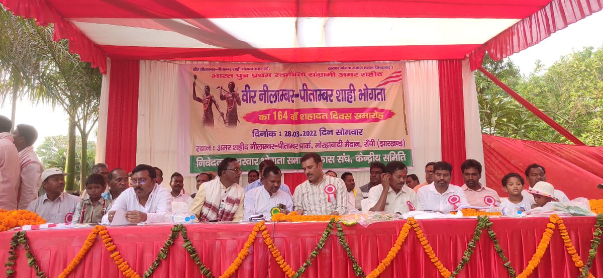 SudeshMahtoAJSU's tweet photo. हमारे भूमिपुत्रों ने कभी भी बाहरी हस्तक्षेप को स्वीकार नहीं किया, उनके सामने झुकना स्वीकार नहीं किया। हमें वीर शहीदों की संघर्ष गाथा से प्रेरणा लेकर, इतिहास को पुनः लिखना होगा। शहीदों, आंदोलनकारियों को वो सम्मान देना होगा, जिसके वे असली हकदार हैं।-(2/3) https://t.co/IyWfYYPy0O