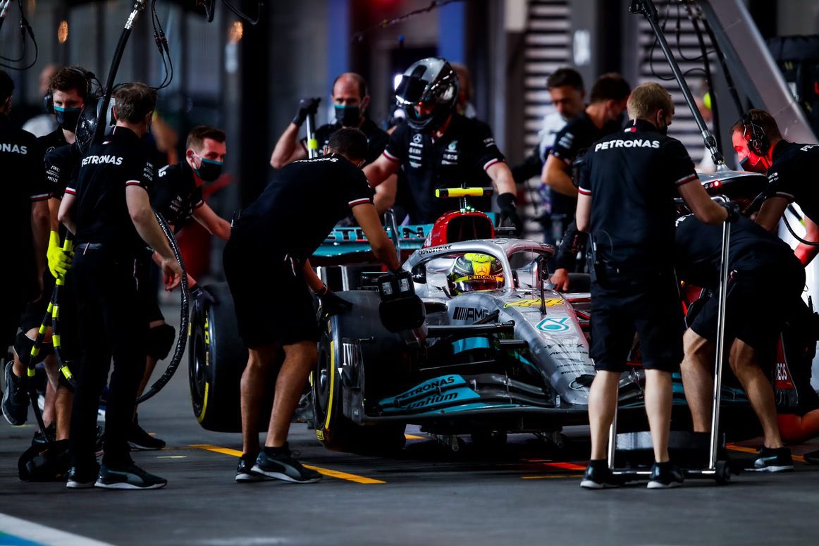MercedesAMGF1BR's tweet photo. A Mercedes espera um novo assoalho que poderá ser antecipado já no GP da Austrália, em duas semanas - sem esperar a resolução do pacote completo que se espera uma parte em Imola e a outra em Barcelona. 

🗞 | @Motorsport_IT - 🧶 https://t.co/BRFKN3HgVp