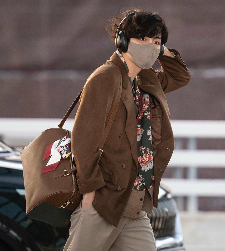 BTS STYLE⁷ on X: KIM TAEHYUNG MERCH • V mute boston bag CARTIER • tank  louis watch $153 + $9550 ( 220328 bts at the airport )   / X