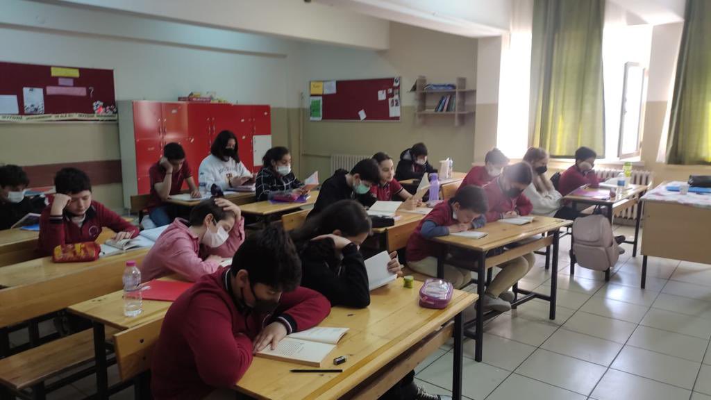 #İstanbulOkuyor
<a href="/istanbulilmem/">İstanbul İl Millî Eğitim Müdürlüğü</a> 
<a href="/alperasimozer/">Alper Asım Özer</a> <a href="/EyupsultanMem/">Eyüpsultan İlçe Millî Eğitim Müdürlüğü</a>