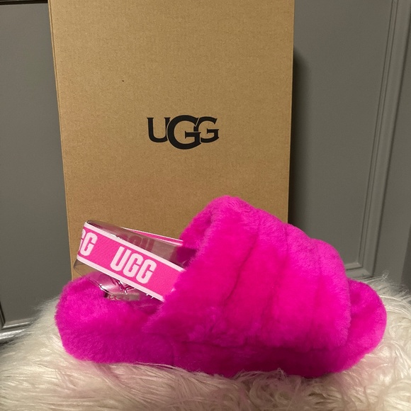 Vickibartz's tweet photo. So good I had to share! Check out all the items I'm loving on @Poshmarkapp #poshmark #fashion #style #shopmycloset #ugg #vintage: https://t.co/rNmMVsn7eP https://t.co/4nK93bd1gR