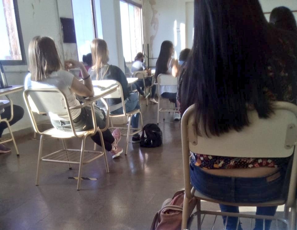 claripittana's tweet image. Hablemos de ridiculez: dentro de las aulas exigen distanciamiento; los que quedan afuera intentando escuchar las clases, amontonados en las puertas. Esto también es negar el derecho a la educación. En dos años no pudieron gestionar  la vuelta a la presencialidad en #Exactas.