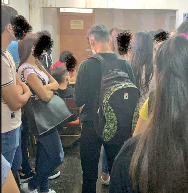 claripittana's tweet image. Hablemos de ridiculez: dentro de las aulas exigen distanciamiento; los que quedan afuera intentando escuchar las clases, amontonados en las puertas. Esto también es negar el derecho a la educación. En dos años no pudieron gestionar  la vuelta a la presencialidad en #Exactas.