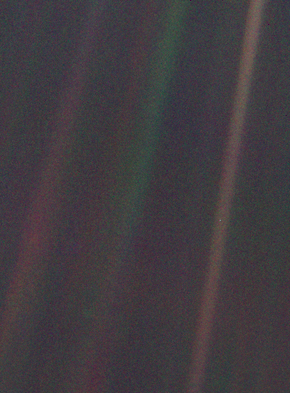 EricLagadec's tweet photo. Dernière demi-finaliste, dernier thread: le "Pale Blue Dot", ce point bleu pâle, notre planète terre vue depuis les confins du système solaire. Une image qui devrait faire réfléchir toute l'humanité. Thread 👇 https://t.co/cf6WhR2r7Z