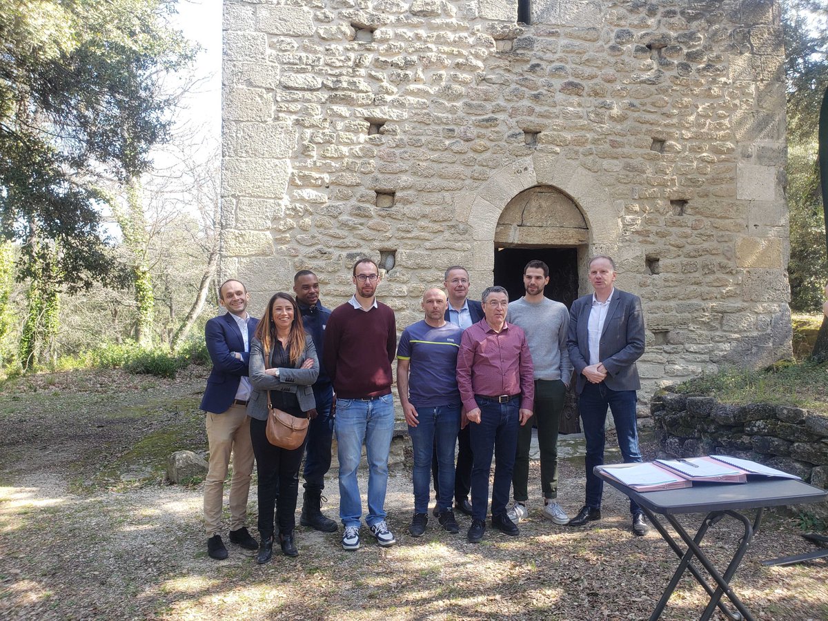 OctopusEnergyFr's tweet photo. 🍃 Nous sommes fier(e)s d'accompagner la commune d'#Aurons dans sa transition écologique.
⚡️ Grâce au dispositif installé par @enedis_prov_alp, la mairie va pouvoir piloter son éclairage public, alimenté avec l'#énergie verte de Plüm énergie.
Une première en France ! 👏 https://t.co/GodAFrmSpN