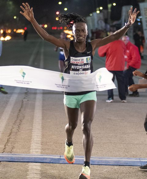 MagazineJimbere's tweet photo. 1️⃣ @FrancineNiyons4 démarre la saison 2022 par une victoire, en #Espagne
📌Ce 26 mars, l'athlète #burundi-aise a brillamment remporté la 39ème édition de la @JaenAtletismo. Elle a réussi un chrono de 32 minutes et 1 seconde sur une épreuve de course de 10km
#Burundi #talents https://t.co/x49RMGqU7p