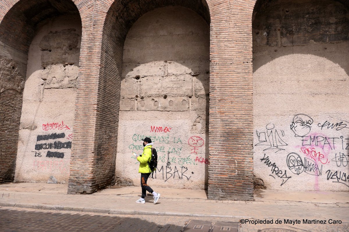 .Pasan los años y el #Albayzín va perdiendo la esencia q lo hizo acreedor del título d #PatrimoniodelaHumanidad, todo plagado d #pintadasdelictivas ,#MurallaZirí y el pilar d la #CalleElvira terminará por perderse,#GranadaCityCiudadSinLey #Granada2031 #LaHoradeGranada <a href="/ICOMOS_esp/">ICOMOS España</a>