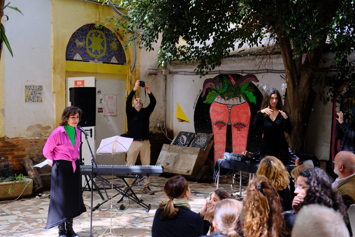 SlencioSonoro's tweet photo. Ayer celebramos el #DiadelTeatro en la @LaCasaInvisible dónde se desarrolló una programación artística muy variada entre ella la presentación del poema de #Lavidaessueño en Lengua de Signos.

Promocionando nuestra compañía,exhibiendo nuestro arte, visibilizando la #LSE https://t.co/8NOvHUWbe6
