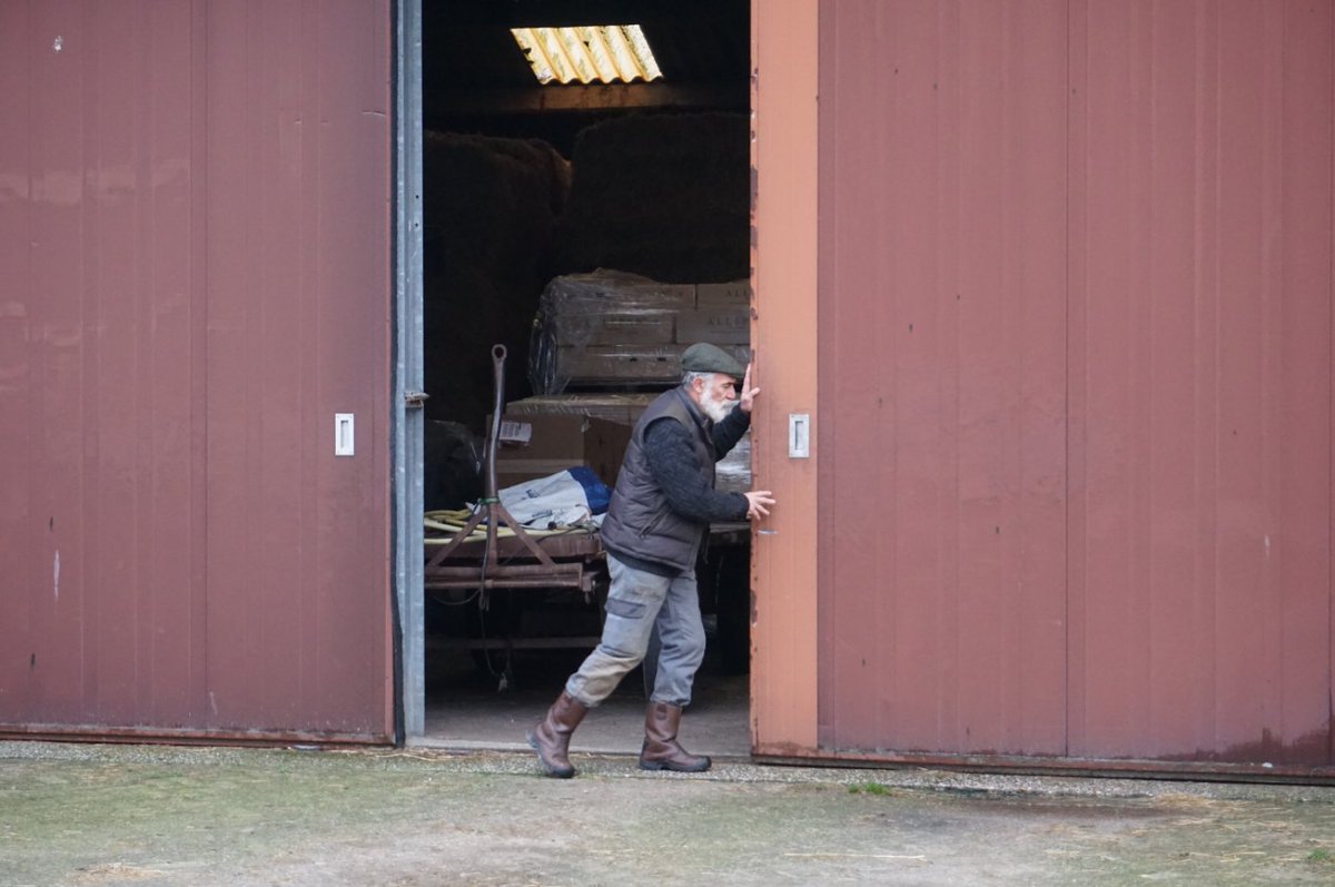 Criminelen gebruiken onze prachtige natuur om chemisch afval te dumpen. Zie je vaten tijdens je wandeling, blijf dan op afstand. Lege loodsen trekken criminelen aan. Vermoed jij illegale activiteiten zoals een drugslab in jouw buurt? Bel de politie of Meld Misdaad Anoniem.