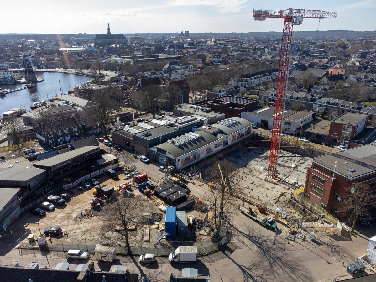 Vlak aan het Spaarne en de binnenstad van Haarlem, komen twee stoere gebouwen: Gonnet 22 en 24. De bouw is in volle gang. Met de komst van de torenkraan is gestart met de eerste keldervloer. Ruim 700 m3 beton is nodig om de keldervloer te storten. En daarna gaan we de hoogte in!