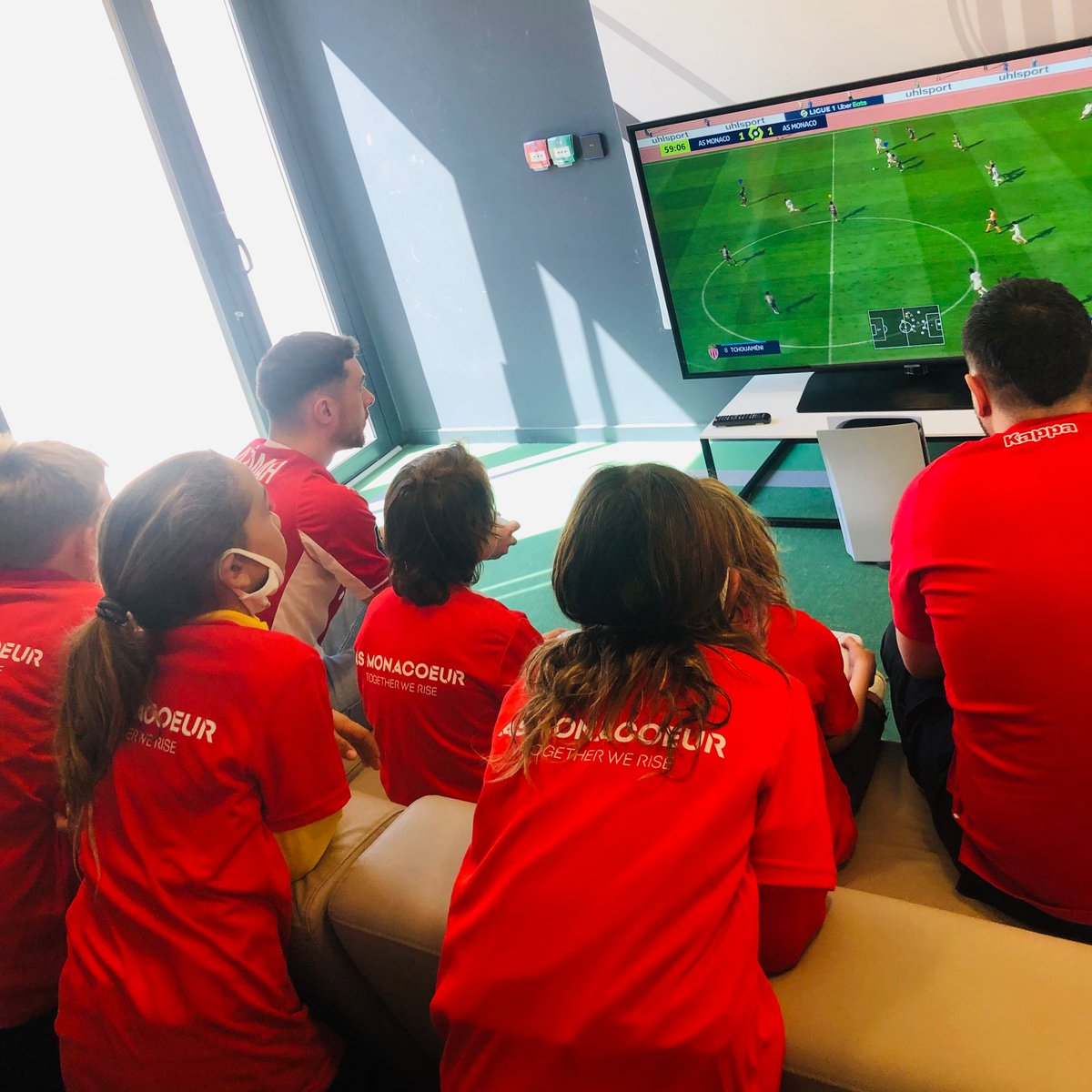 Ce vendredi, les petits Rouge et Blanc ont passé une matinée mémorable à l'Academy 🇲🇨🎮⚽️

Entre une rencontre avec les joueurs de l'<a href="/ASMonacoEsports/">AS Monaco Esports</a> et la visite des installations avec les jeunes pros, les enfants ont eu des étoiles plein les yeux 🤩

TogetherWeRise ✨