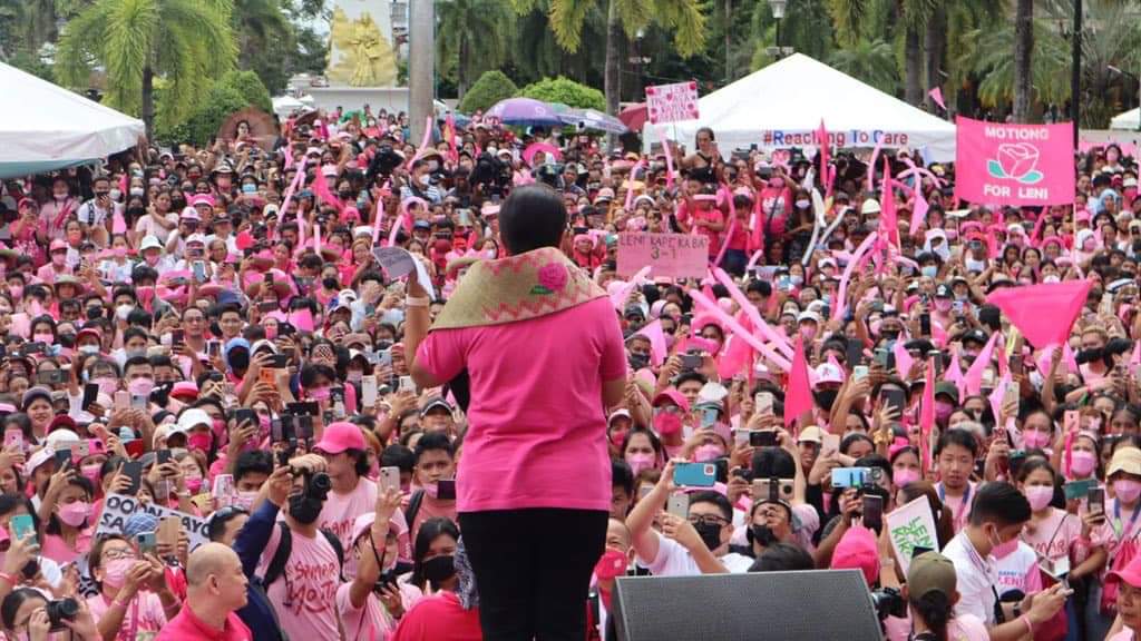 PinoyAkoBlog's tweet image. Sa harap ng Capitolyo. Ang governor namin VeeveeEm. Siya Yung nangako ng 100k na lamang. Nanindigan ang Catbalogan!

#CatbaloganIsPink
#SamarIsPink