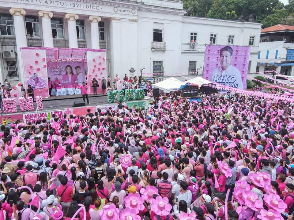 PinoyAkoBlog's tweet image. Sa harap ng Capitolyo. Ang governor namin VeeveeEm. Siya Yung nangako ng 100k na lamang. Nanindigan ang Catbalogan!

#CatbaloganIsPink
#SamarIsPink