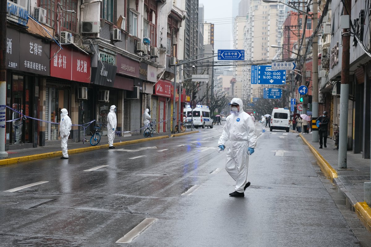 NewsBFM's tweet image. 1. China has imposed a phased lockdown in Shanghai to contain the current surge of Covid-19 infections. 

The eastern half of the city will be under a lockdown from today until Friday (April 1), following which its Western half will begin a similar lockdown.