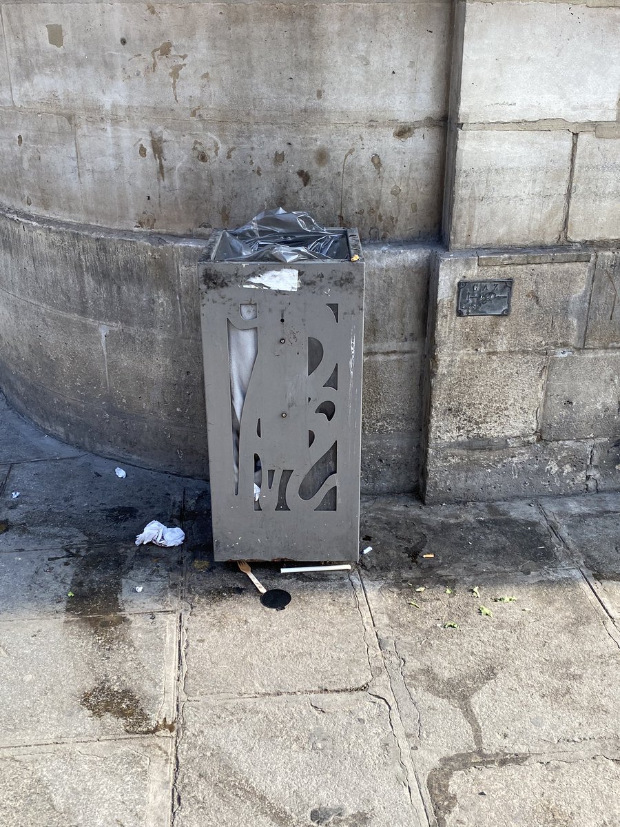 ssmindustries's tweet photo. Bonjour @Anne_Hidalgo @arielweilt @cbrossel @paris #paris c’est le bonheur toujours à 10:07 ce matin. #poubelleville #saccageparis 🤮 heureusement ils ont vidé les poubelles 🗑- la moitié sur #placecolette, il faut juste imaginer l’odeur pourrit. https://t.co/IRmvsjkQj7
