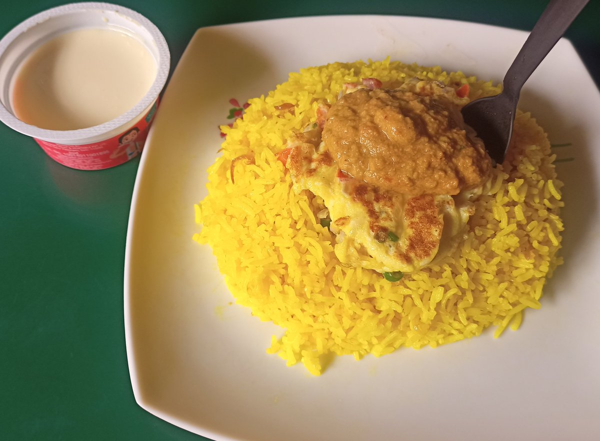 LoveLiesLosses's tweet photo. Hmmm...
Fried Rice in #BhutekoBhaat avatar, Omlet &amp; how do you say #BadamKoAachar, Spiced Peanut Sauce?🤭🤤

&amp; #MistiDoi side kick. https://t.co/iDUFgkbANq