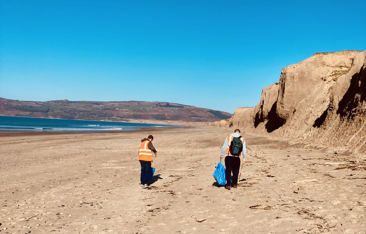 Yesterday, #CommunityPayback undertook a litter pick of Porth Neigwl (Hells Mouth), Gwynedd as part of #SpringCleanWeek - 6.3 miles of beach covered and 6 sacks of litter collected, mostly micro plastics and drinks bottles.