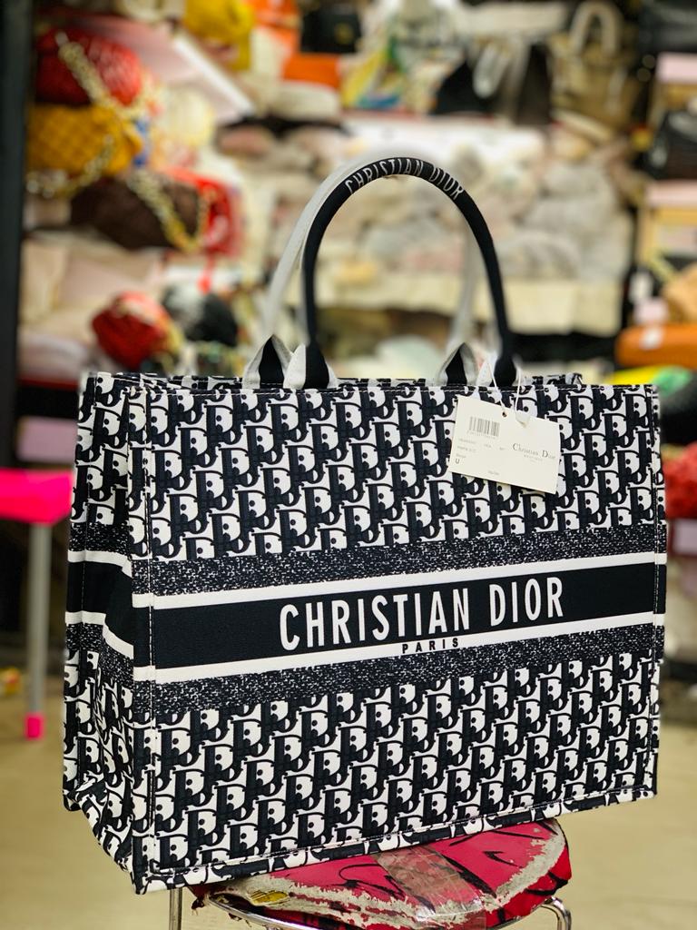 Fluffy and Zo Signature ♀️Shoes & Bags♀️ on X: Christian Dior big bags 💛  Comes with a carrier bag 🛍️ Price 15k Location Lagos Nationwide delivery  🚚 What you see is what
