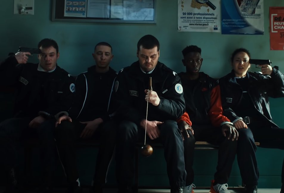 Encore une fois, <a href="/LEFAauthentique/">LEFA</a> met le paquet pour ses clips avec "Métaverse".

"Le ciel est noir, à quoi s’attendre en cas d’averse ?
La vie te consomme, c’est pas l’inverse"

🔌 genius.com/Lefa-metaverse…