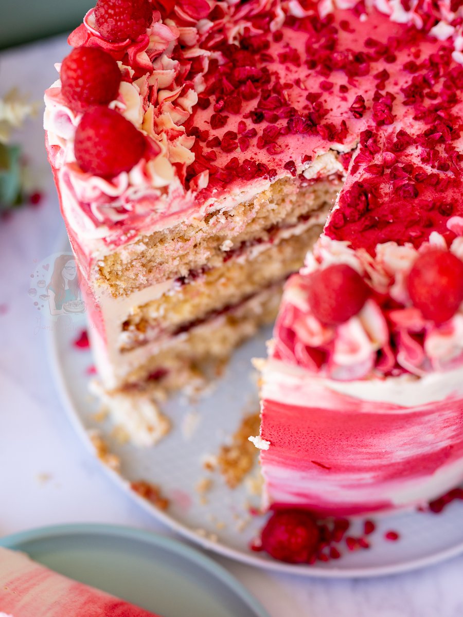 Raspberry Ripple Cake 🤤❤️ Recipe - janespatisserie.com/2021/07/03/ras…